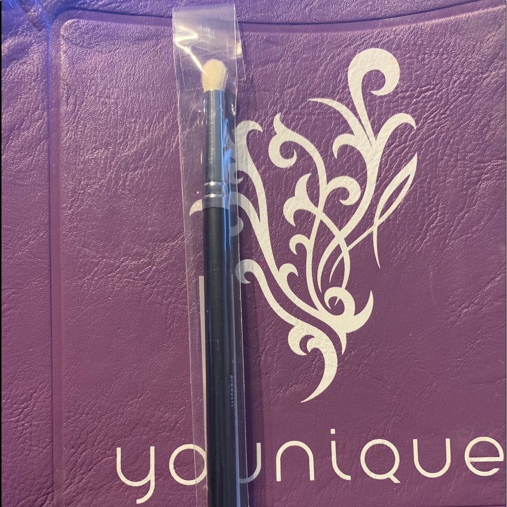 Younique crease brush